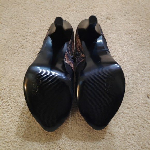 Carlos Santana High-heeled Animal Print Booties - Picture 4 of 4